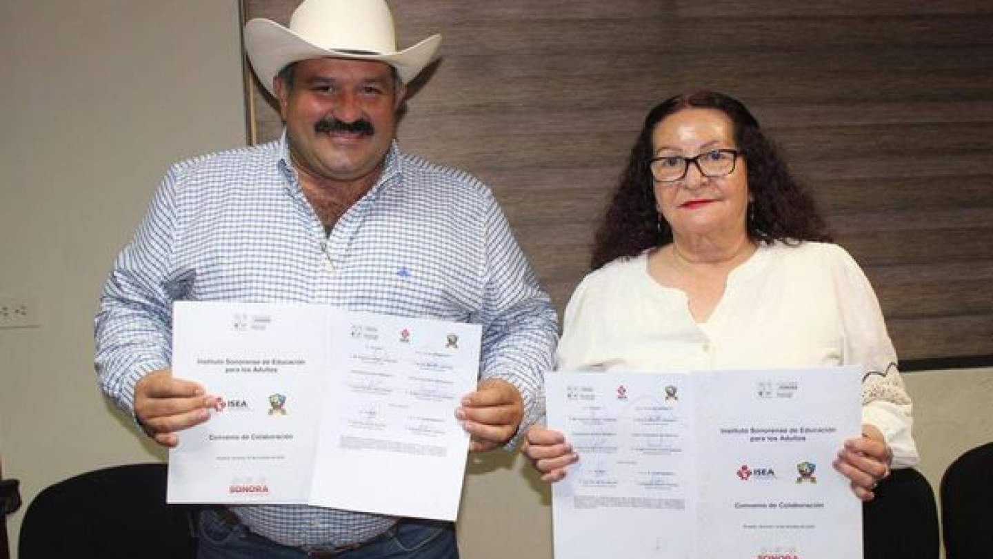 La directora general del SEA, Mary Carrazco y Gerardo Mendívil Valenzuela, alcalde del Municipio de Rosario firmaron un convenio de colaboración para el otorgamiento de servicios educativos gratuitos en modalidad abierta