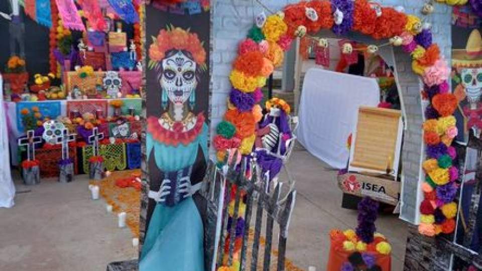 El día de muertos es una festividad tradicional que se celebra 1 y 2 de noviembre, para rendir homenaje a nuestros seres queridos que han fallecido.