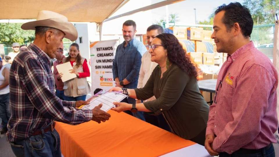 Reciben beneficiarias y beneficiarios del Banco de Alimentos de Hermosillo IAP su certificado de Primaria y Secundaria.