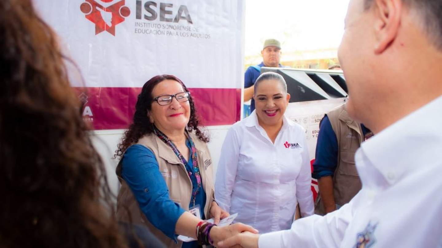 Con el objetivo de apoyar a mujeres y sus familias residentes de Pueblitos en esta ciudad, se llevaron a cabo las jornadas sociales de servicios “Gobierno de Sonora Contigo” en la que participó el ISEA.