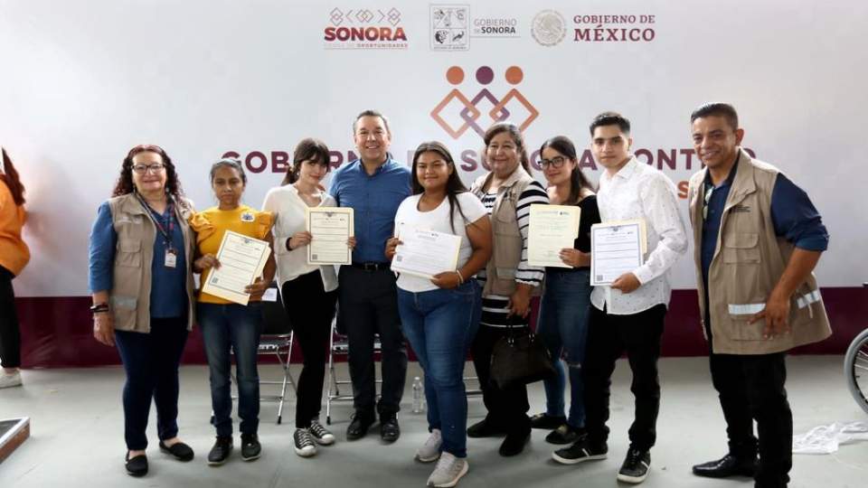 Durante la Jornada de Servicios Gobierno del Estado de Sonora, Aaron Grageda Secretario de Educación y Cultura entregó certificados de primaria y secundaria, acompañado de la Directora General del ISEA Mary Carrazco.
