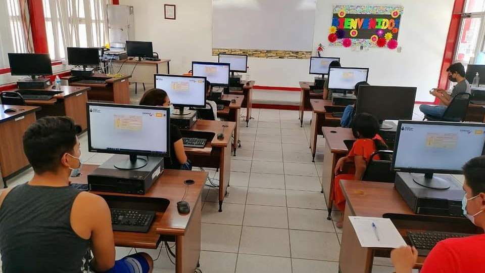 Exhorta ISEA a aprovechar los servicios de las Plazas Comunitarias.                                                                               Ofrecen servicios de alfabetización y acreditación de la primaria y/o secundaria.