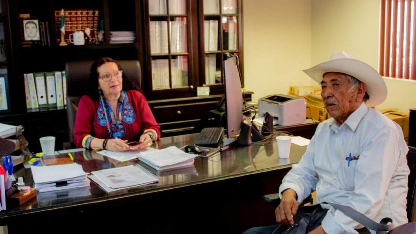 Recibe Mary Carrazco directora general del Instituto Sonorense de Educación para los Adultos (ISEA), a Marcos Moroyoqui Moroyoqui, gobernador tradicional del Pueblo Júpare del Municipio de  Huatabampo