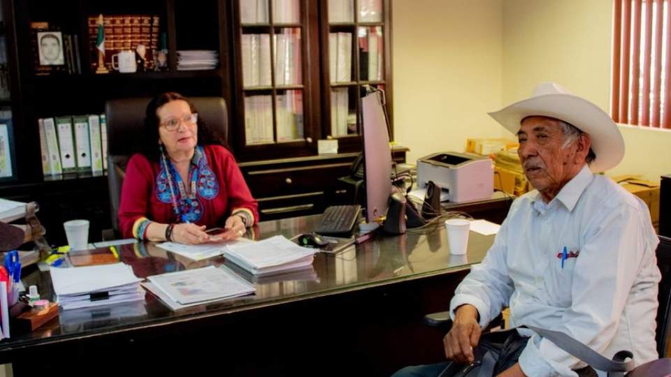 Recibe Mary Carrazco directora general del Instituto Sonorense de Educación para los Adultos (ISEA), a Marcos Moroyoqui Moroyoqui, gobernador tradicional del Pueblo Júpare del Municipio de  Huatabampo