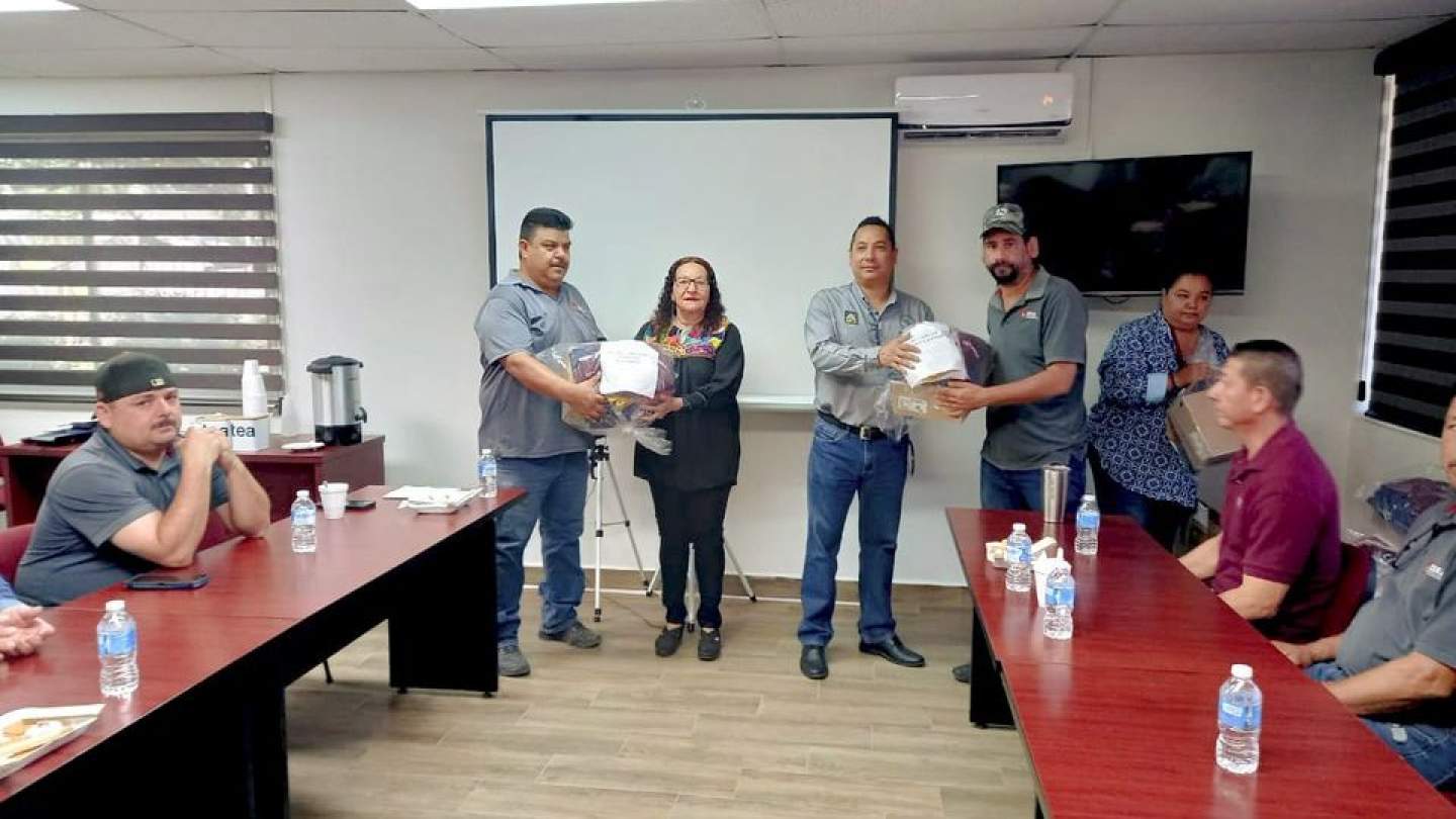 Mary Carrazco directora general del ISEA, acompañada por el Secretario General del S.N.T.E.A sonora, Agustín Tapia Carrazco, realizaron entrega de uniformes y material de seguridad a personal administrativo