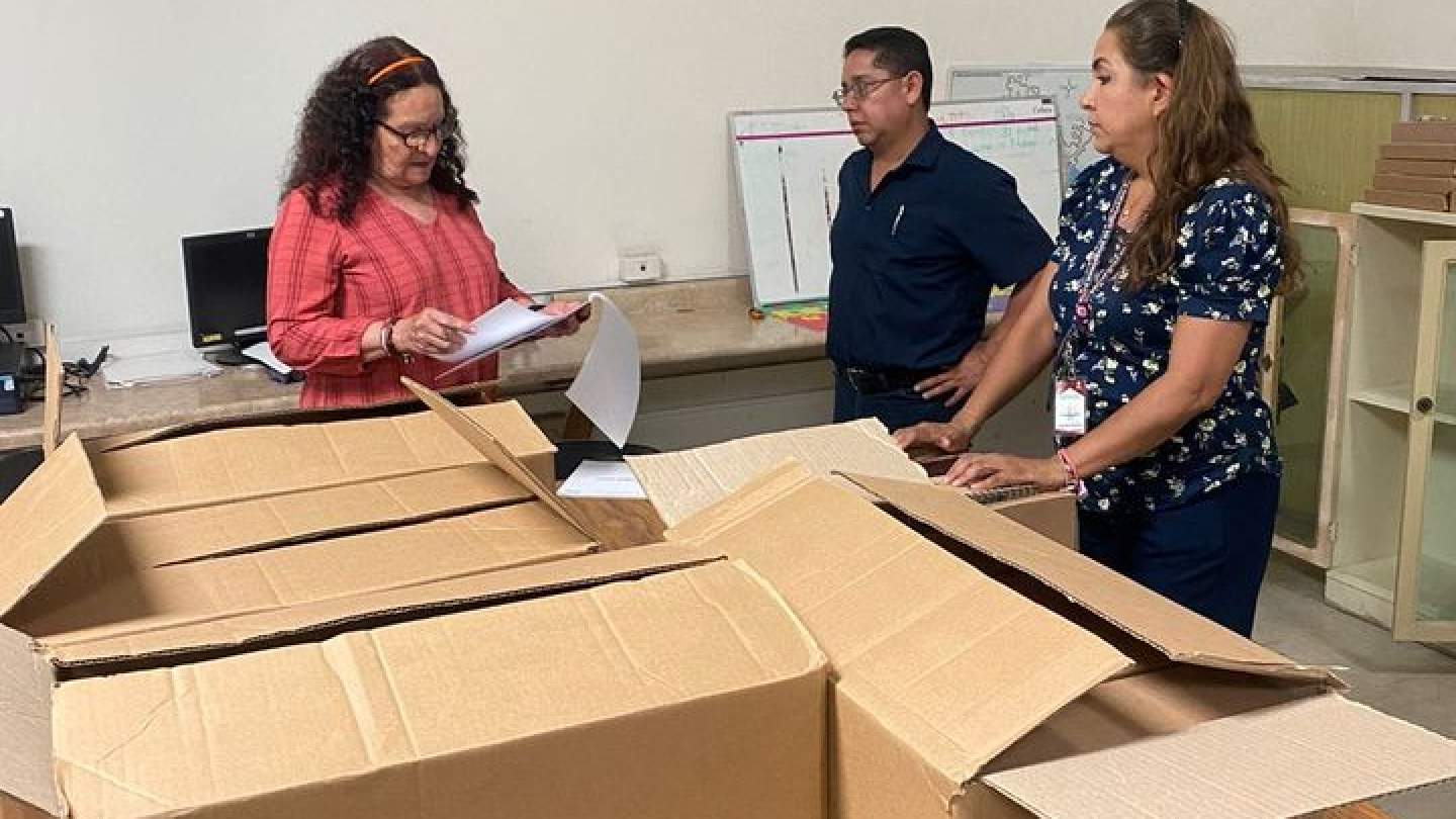 La directora general del ISEA, Mary Carrazco, acudió a la biblioteca central “Fortino León Almada” donde hizo entrega del material educativo en formato Braille a esta sede.