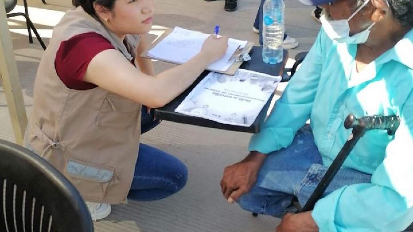 Personal del ISEA en el Banco de Alimentos de Hermosillo para la incorporación de personas beneficiarias y voluntarias del BAH, interesadas en certificar su primaria o secundaria a través del Examen de Reconocimiento de Saberes.