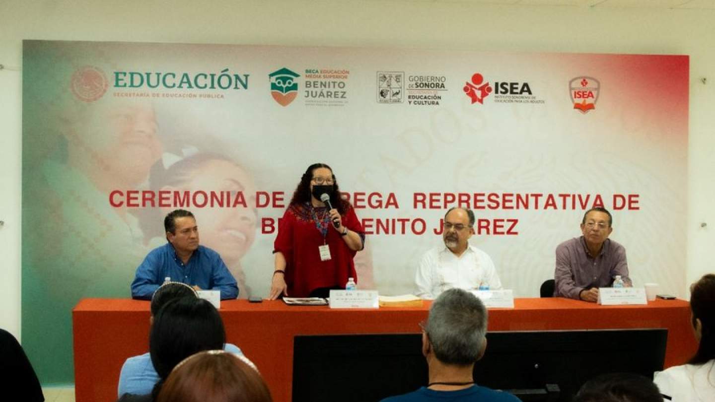 Entregan SEC e ISEA Becas Benito Juárez a beneficiarias y beneficiarios del programa en la entidad.                    • Por primera vez se entregan a estudiantes de preparatoria abierta