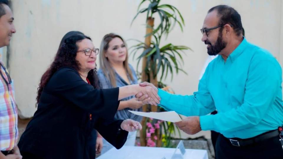 Entrega ISEA certificados a beneficiarias y beneficiarios que concluyeron su primaria y secundaria.