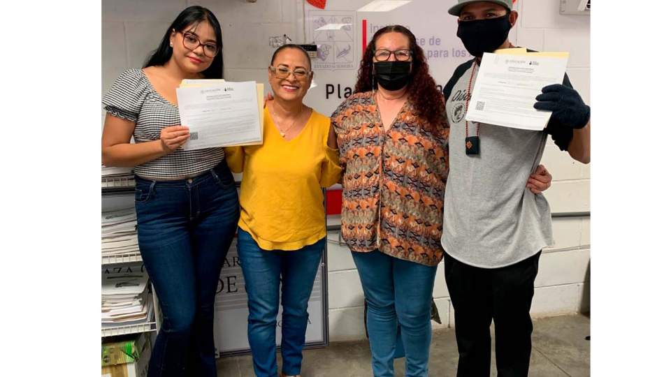 Mary Carrazco entrega certificados en Magdalena de Kino