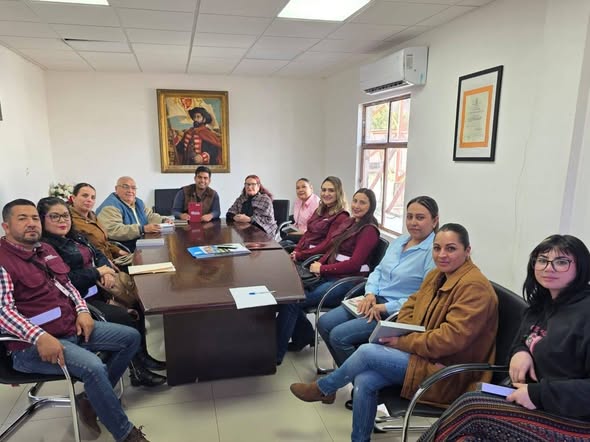 Directora general del ISEA Mary Carrazco, y su equipo de trabajo sostuvieron reunión con autoridades del H. Ayuntamiento de Arizpe para discutir temas relacionados con la sede de aplicación de la Preparatoria Abierta ISEA en ese municipio.