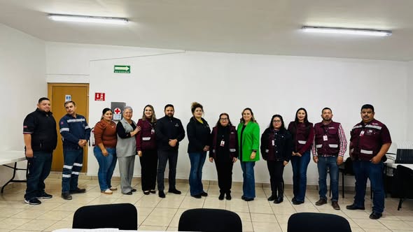 Reunión entre la directora general del ISEA, Mary Carrazo, la presidenta municipal de Banamichi, Edna Patricia Serrano Peña, y representantes de la Mina Santa Elena First Majestic y la CTM