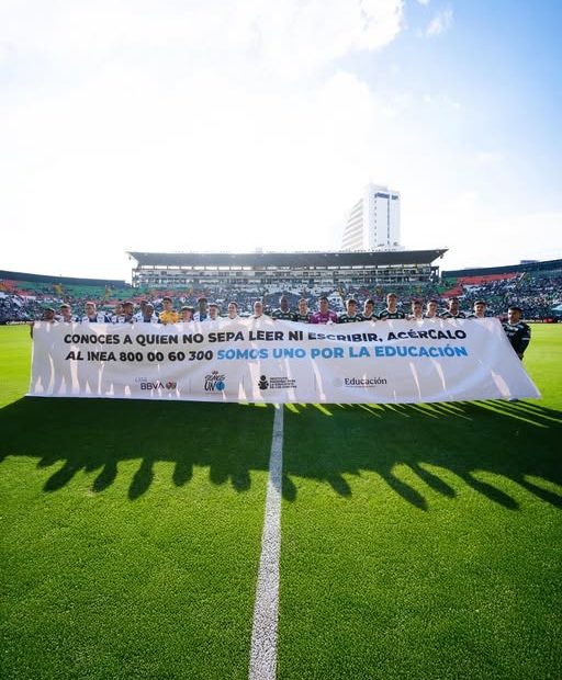 ¡La educación es una jugada en equipo!🤝🏻 Si conoces a alguien que no sepa leer ni escribir, contacta al ISEA para ayudarlo.📚✍🏻 Juntos contra el analfabetismo. Secretaría de Educación Pública | Federación Mexicana de Fútbol