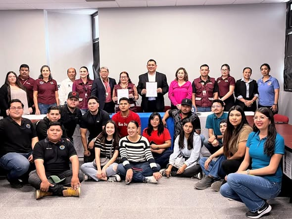 Firman nuevo convenio de colaboración el ISEA, directora general Mary Carrazco y el director del ITHUA, Gil Arturo Quijano,