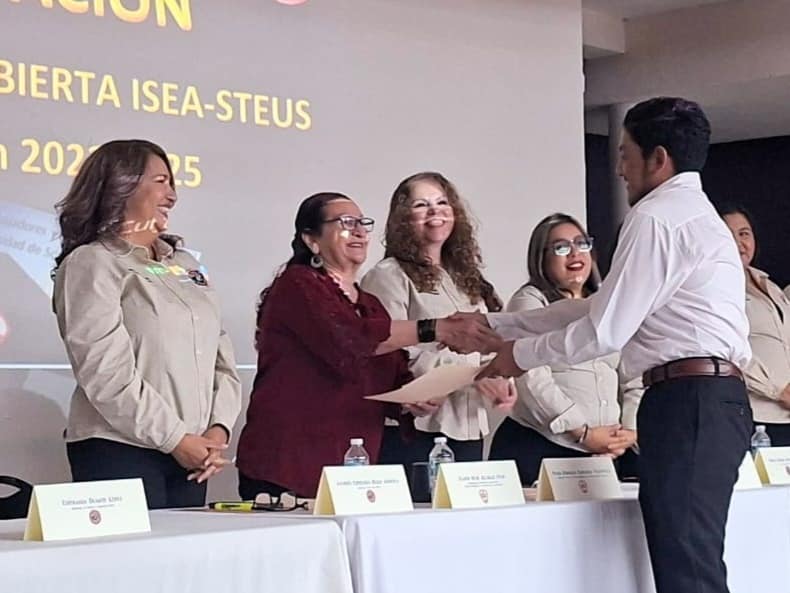 Preside Mary Carrazco, Directora General del ISEA, junto a Lourdes Esperanza Rojas, Secretaria General del STEUS, entrega de certificados de Preparatoria ISEA a 21 trabajadoras y trabajadores de la UNISON.