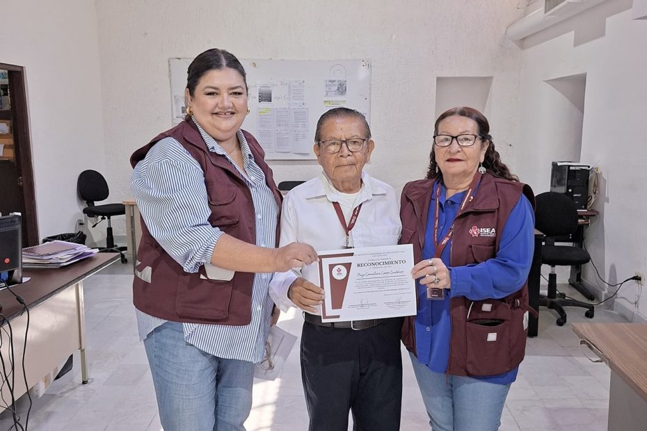 Titular del ISEA hace entrega de acervo bibliográfico para el Círculo de Lectura de la Plaza Comunitaria Campo Guadalupe que pondrán al servicio de las usuarias y usuarios interesados.