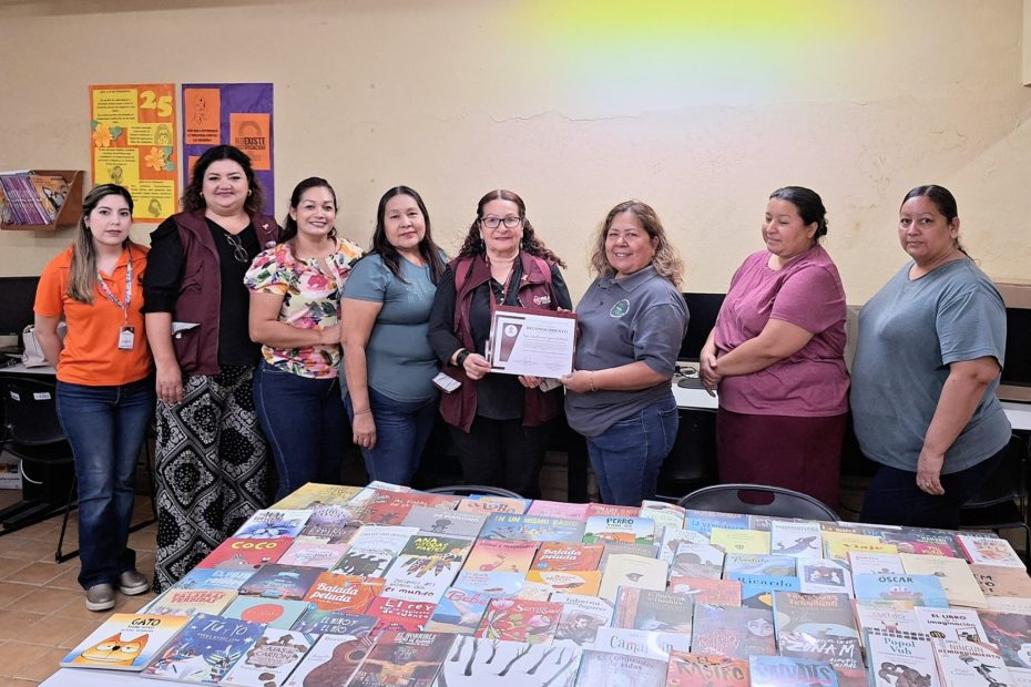 Hoy tocó la visita a las instalaciones de la Plaza Comunitaria de San Ignacio Rio Muerto, donde se proporcionan servicios de educativos y entregó acervo bibliográfico del Fondo de Cultura Económica para el círculo de lectura que se encuentra en esa plaza.