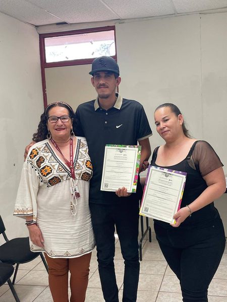 Entrega de  certificados por concluir primaria