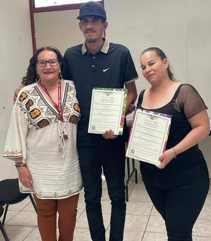 Entrega de  certificados por concluir primaria