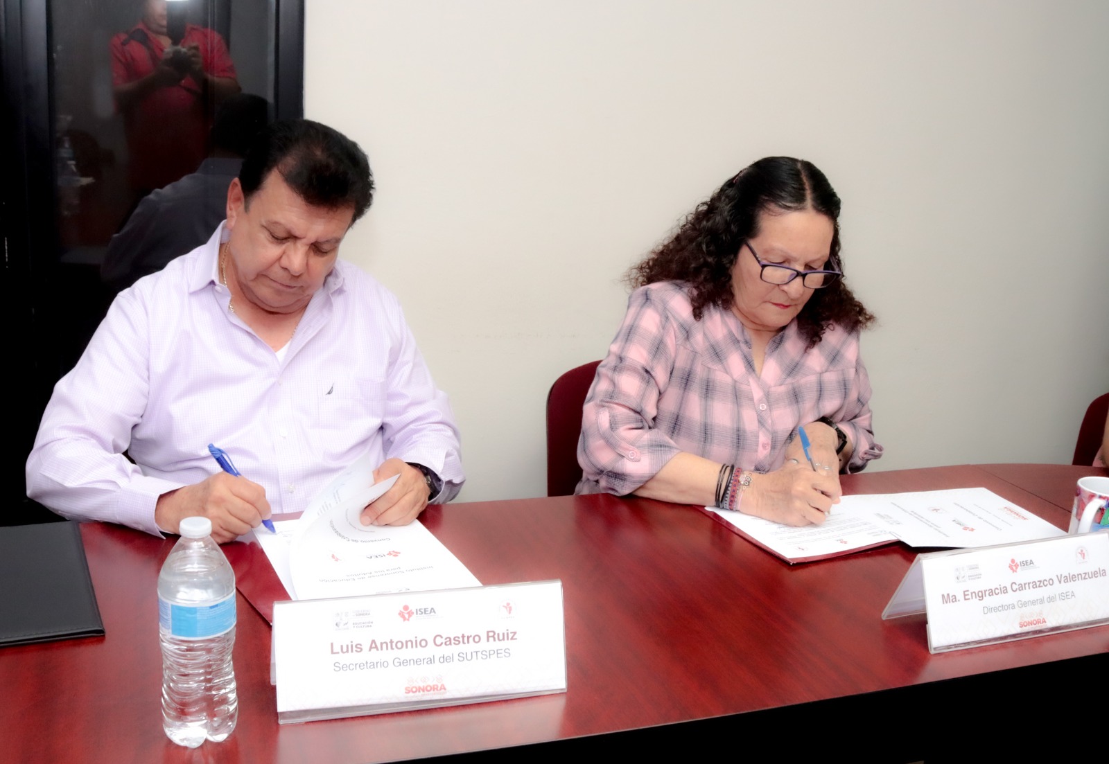 Firman convenio ISEA y SUTSPES.